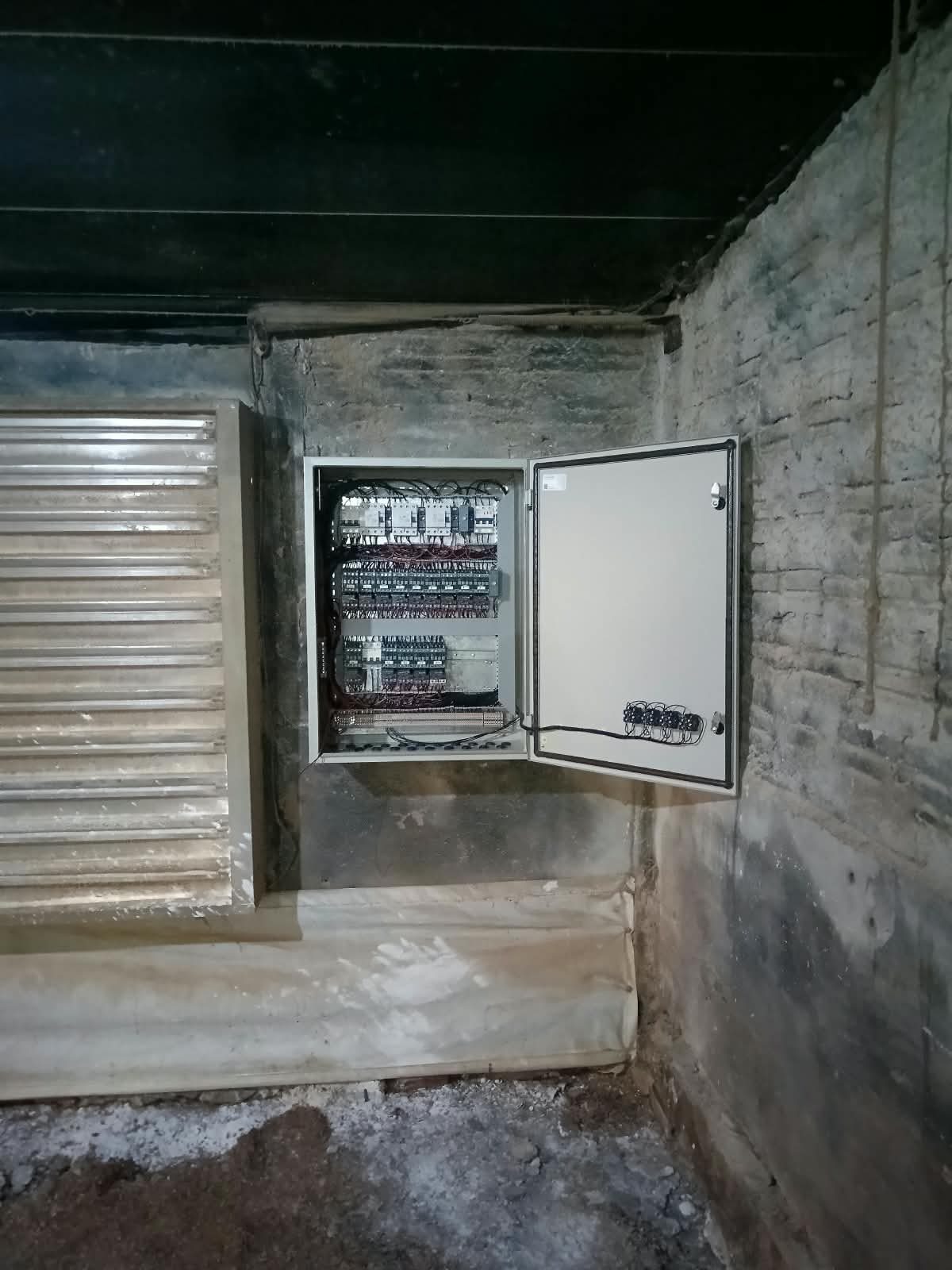 Painel e manutenção em aviários
