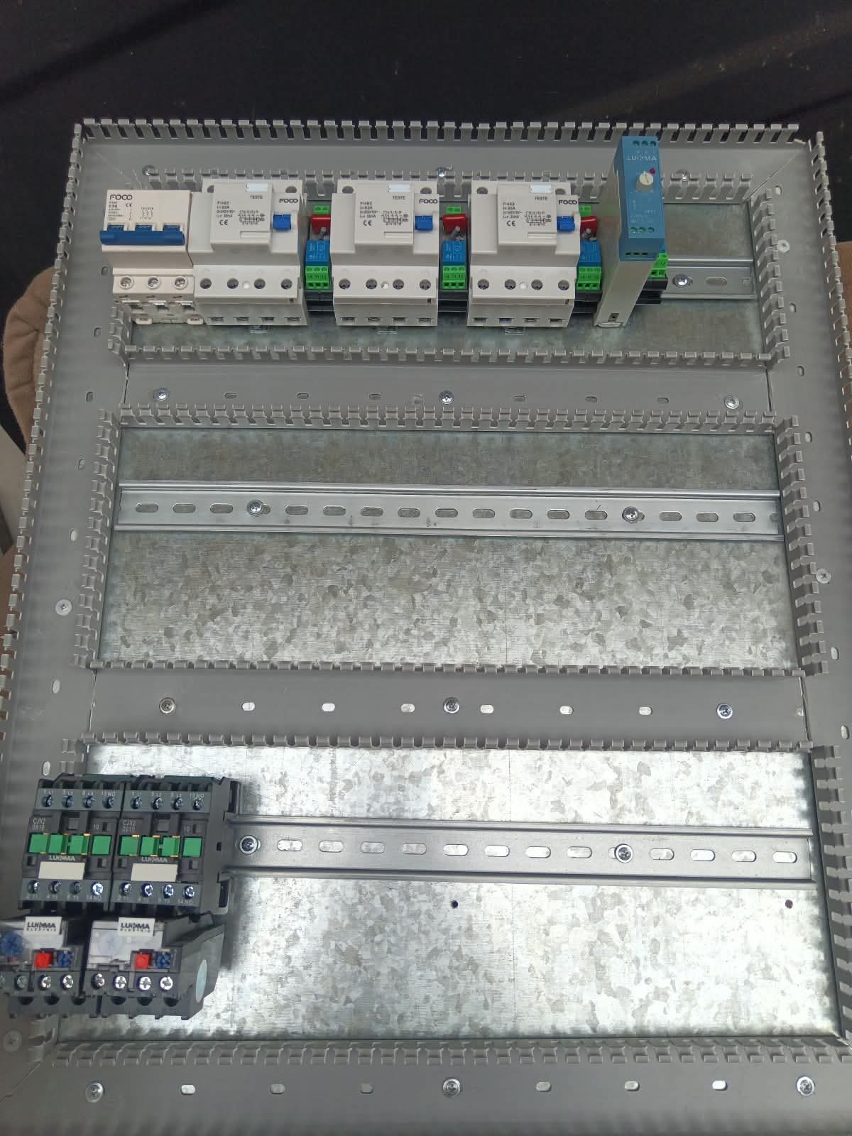 Painel e manutenção em aviários